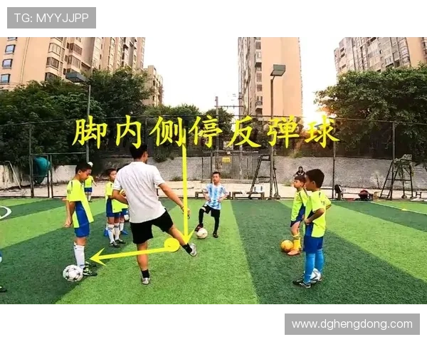 乌尔比希禁区外停球时皮球碰手臂 主裁认为反弹球无问题