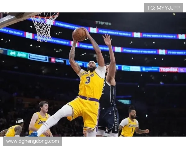 英格拉姆火力全开半场十投五中砍下全队最高十四分率队攻势如潮